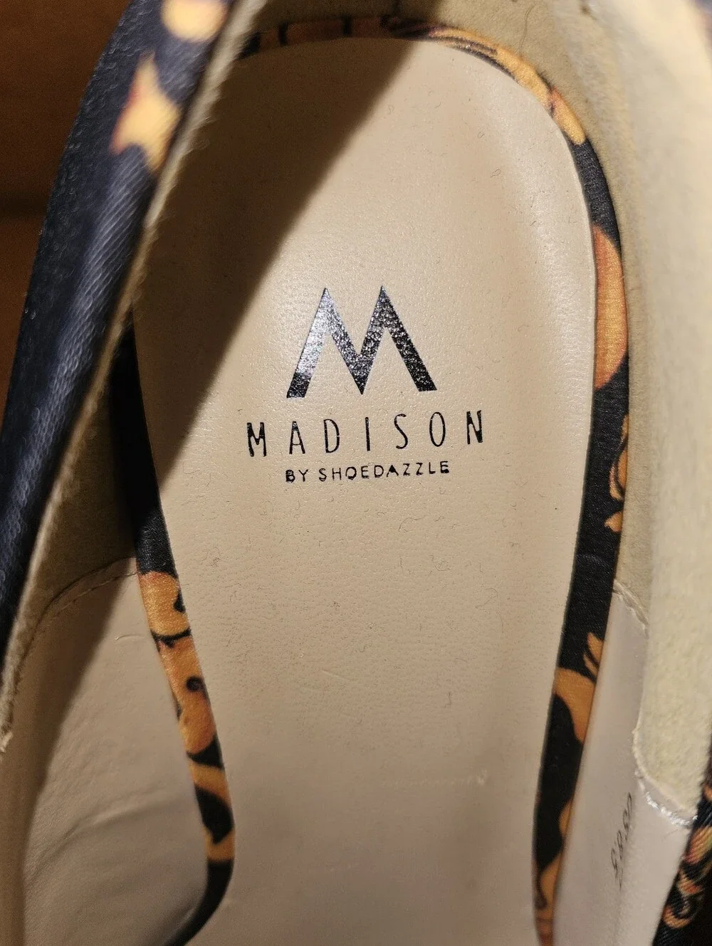 MADISON by SHOE DAZZLER Miya Platform Wedge Pumps Black and Gold Print Sz 8.5
